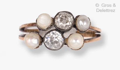 null Yellow gold and silver ring, composed of two lines of old cut diamonds and pearls....