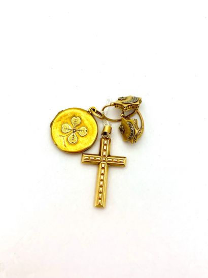 null Lot en or jaune comprenant un pendentif « Croix », un pendentif ouvrant à décor...