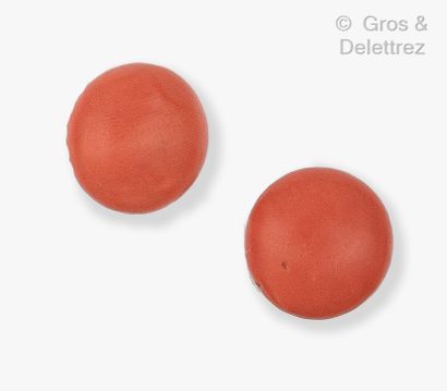 null Pair of metal earrings, set with coral cabochon. Diameter : 9 mm. Gross weight...