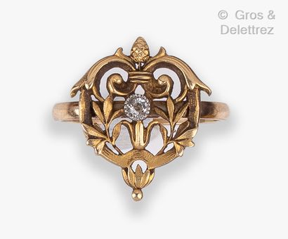 null Yellow gold ring, decorated with an openwork motif of leaves and foliage. Finger...