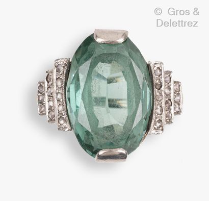 null 
Bague en or gris et platine, ornée d’un spinelle synthétique vert épaulé de...