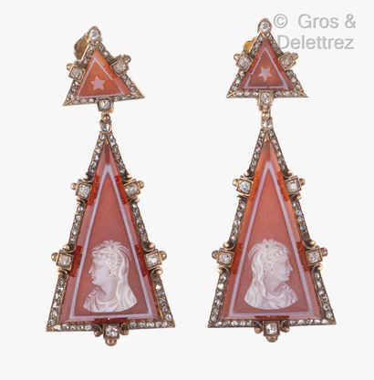 null Paire de pendants d’oreilles à deux corps en or jaune, ornés de camées triangulaires,...