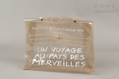 null *HERMES Année 1997 - Sac "Kelly" 40 cm en plastique transparent "un Voyage au...