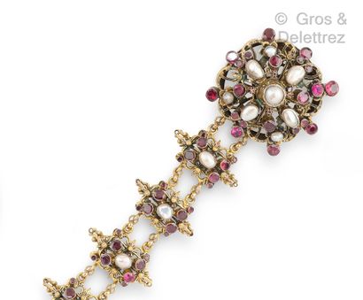null Bracelet en vermeil émaillé, orné de perles baroques, grenats, spinelles, et...