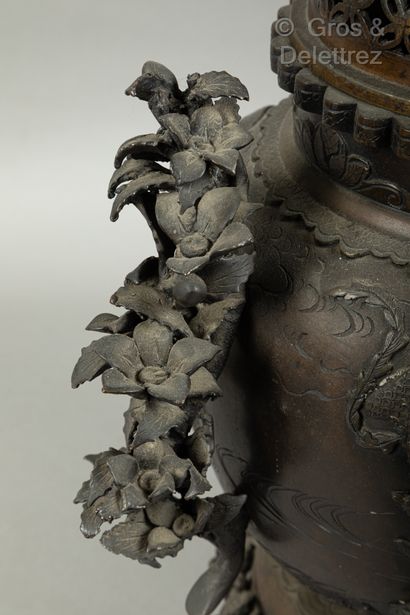 null *Japon, vers 1900

Important brûle-parfum en bronze, à décor en relief de phénix...