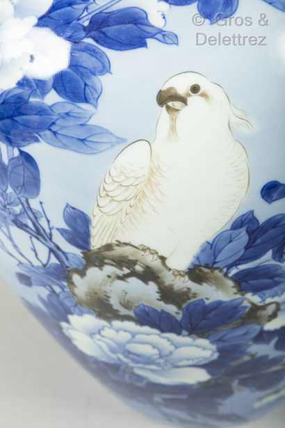  *Japon, fin XIXe siècle 
Vase en porcelaine bleu blanc et rehauts, représentant...