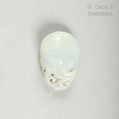 null *Chine, XXe siècle

Pendentif en jade céladon, représentant une chauve-souris...