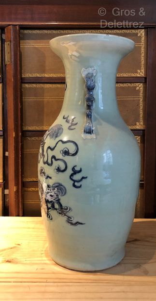 null Chine. Vase balustre en porcelaine émaillée clédon décoré en bleu de chiens...