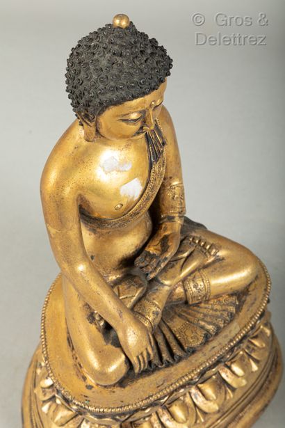 null *Chine, XXe siècle

Sujet en bronze doré représentant le Bouddha assis en méditation...