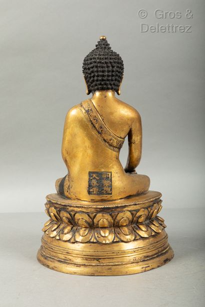  *Chine, XXe siècle 
Sujet en bronze doré représentant le Bouddha assis en méditation...