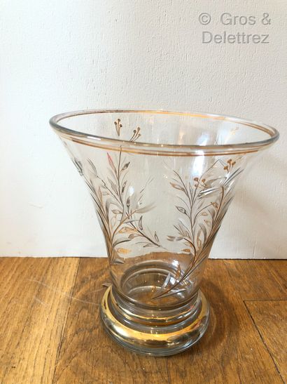 null Vase évasé en verre à décor de branches fleuries et feuillagées dorées et partiellement...