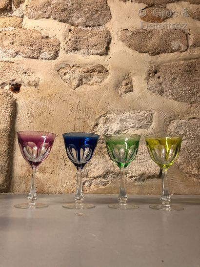 null MOSER. Ensemble de verres en cristal doublé polychrome bleu, verre, jaune et...