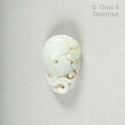  *Chine, XXe siècle 
Pendentif en jade céladon, représentant une chauve-souris sur...
