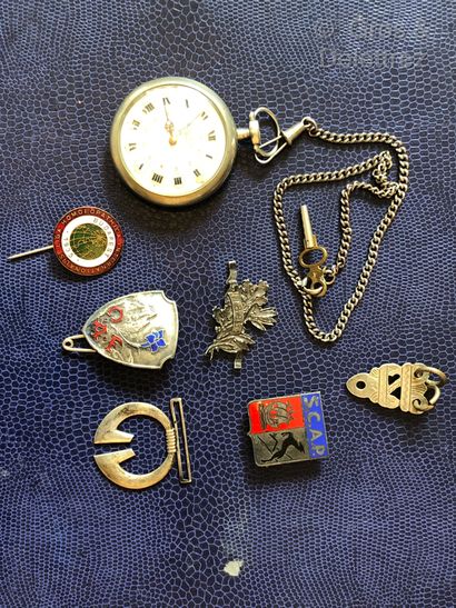 null Lot comprenant :



Une montre à gousset, trois pins et deux pendentifs.