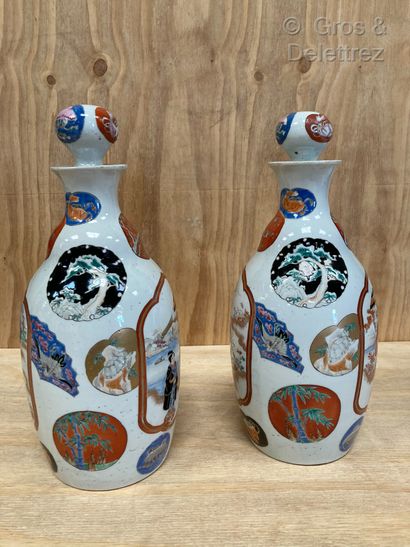 null Japon, période Taisho

Paire de bouteilles à saké en porcelaine décoré en émaux...