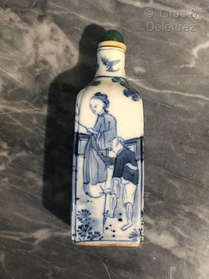 null Chine. Flacon tabatière quadrangulaire en porcelaine décorée en bleu sous couverte...