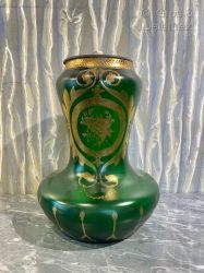 null (Etude)Vase monté en lampe en verre teinté vert à décor doré d'un bouquet de...