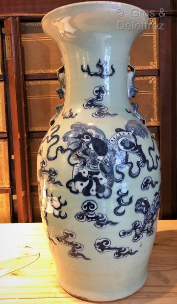 Chine. Vase balustre en porcelaine émaillée...