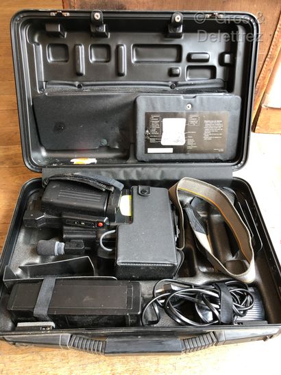 null Panasonic



Caméra, modèle VHS-C movie



Dans sa malette d'origine.