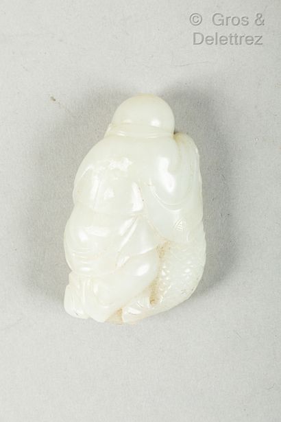 null *Chine, fin XIXe - début XXe siècle

Petit pendentif en jade céladon, représentant...