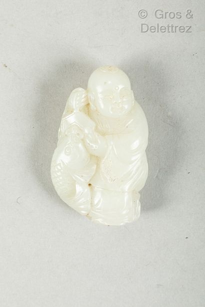 null *Chine, fin XIXe - début XXe siècle

Petit pendentif en jade céladon, représentant...