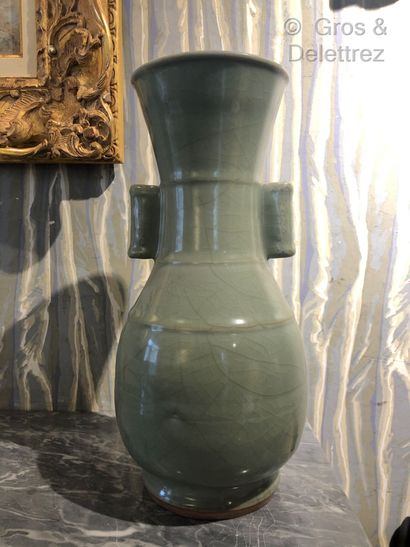null Chine. Vase d'archer en porcelaine émaillée céladon. les anses à décor secret...