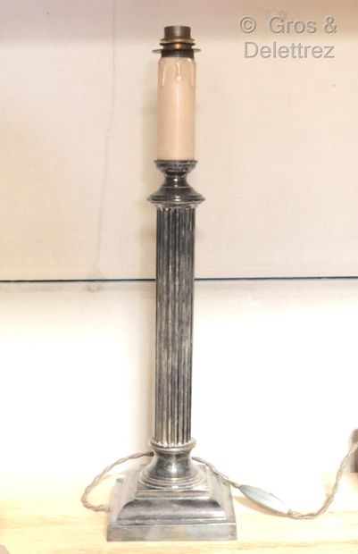 Lampe en bronze argenté en forme de colonne...