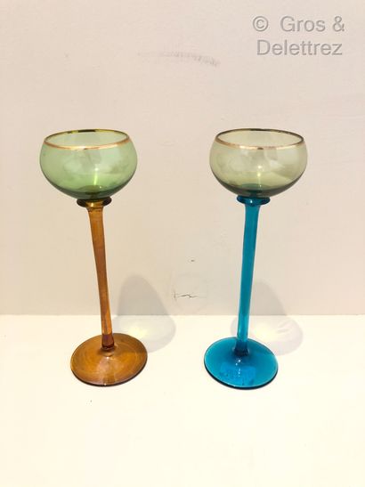 null Suite de six verres à pied en verre polychrome vert et bleu et orange et vert,...