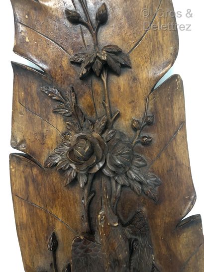 null Paire d'éléments décoratifs en bois sculpté figurant des colibris sur des branches...