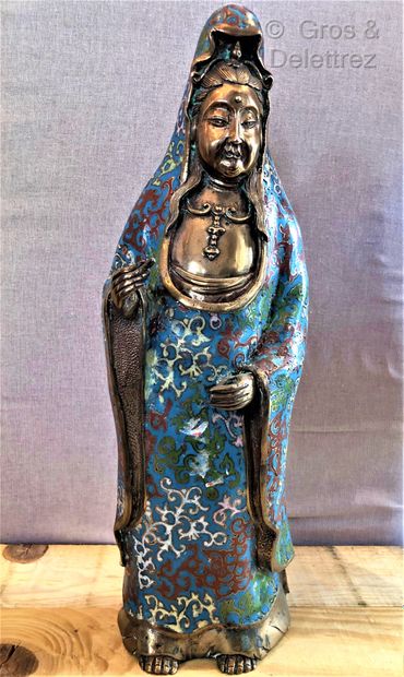 Guanyin en bronze cloisonné, elle est représentée...