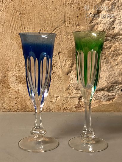 null MOSER. Ensemble de verres en cristal doublé polychrome bleu, verre, jaune et...