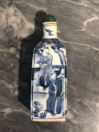 null Chine. Flacon tabatière quadrangulaire en porcelaine décorée en bleu sous couverte...