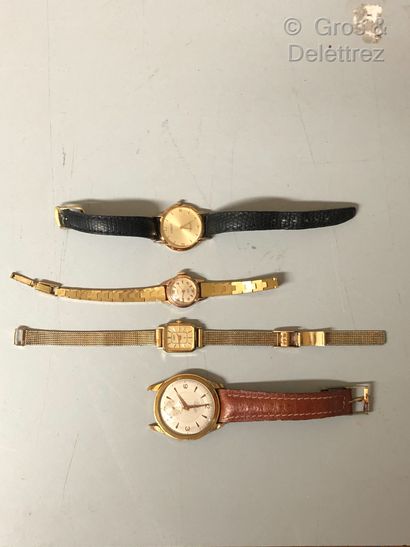 Lot de quatre montres de dame en métal doré...
