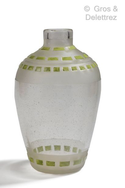 GAETAN JEANNIN (XIX-XXème) Vase ovoide en verre translucide bullé à décor géométrique...