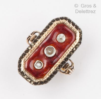  Yellow gold and silver hexagonal ring, set with three pearls on a red enamel background...