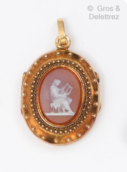 null Yellow "Photo Holder" pendant, with a cameo representing a lyre player in a...