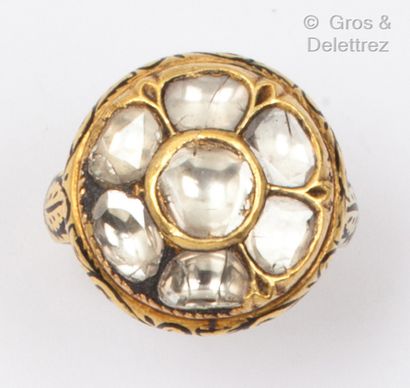 null 
Bague circulaire en or jaune, ornée de diamants sur paillons formant une rosace....