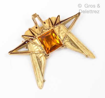 null 
RENE LALIQUE (1860 - 1945) - Yellow gold brooch finely chased with grasshoppers...