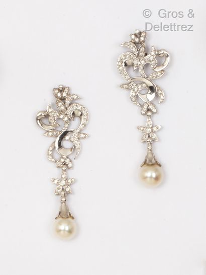  Paire de pendants d’oreilles en or gris à décor ajouré de volutes serties de diamants...