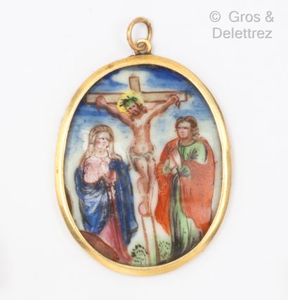 null Pendentif en or jaune, orné d’un émail représentant le Christ en Croix. Longueur...