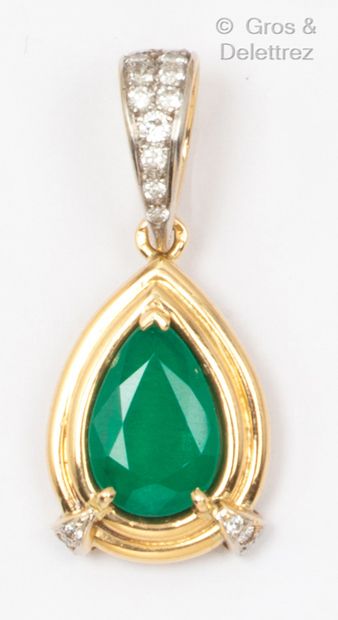 Yellow gold pendant with a pear-shaped emerald...