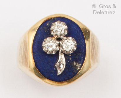 null Yellow gold (9K) "Chevalière" ring, set with a lapis lazuli plate underlined...