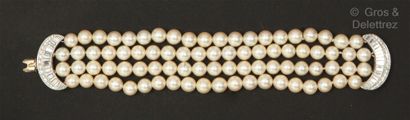 Bracelet composé de quatre rangs de perles,...