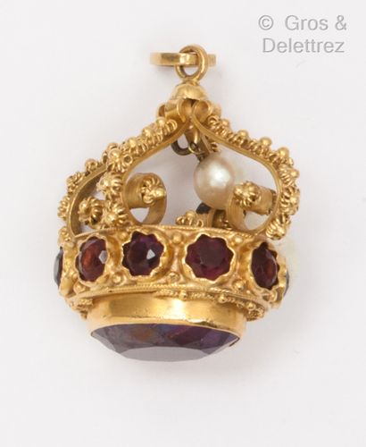 null Yellow gold "Crown" pendant, composed of interlacing pearls and twists underlined...