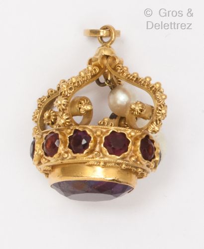 null Pendentif « Couronne » en or jaune, composé d’entrelacs à décor perlé et torsadé...