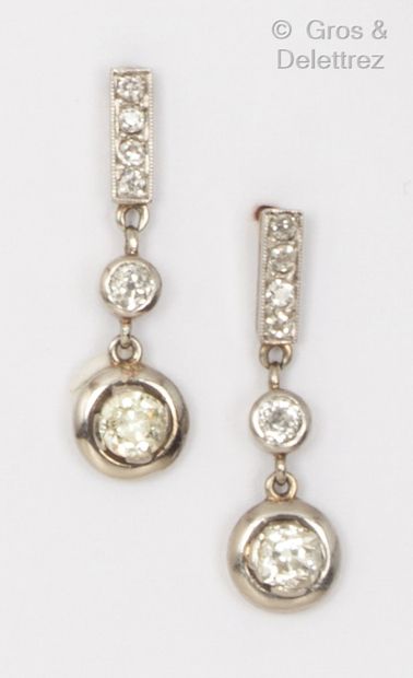  Paire de pendants d’oreilles en or jaune et platine, sertis chacun d’un diamant...