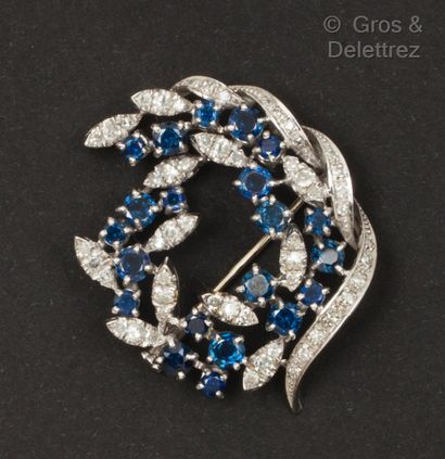 White gold brooch forming a crown, the foliage...