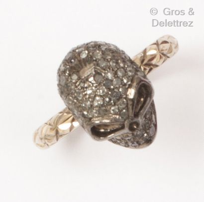  Yellow gold ring with a silver skull and...