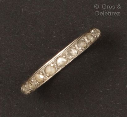 null Wedding ring in white gold, chased with a frieze of foliage, entirely set with...