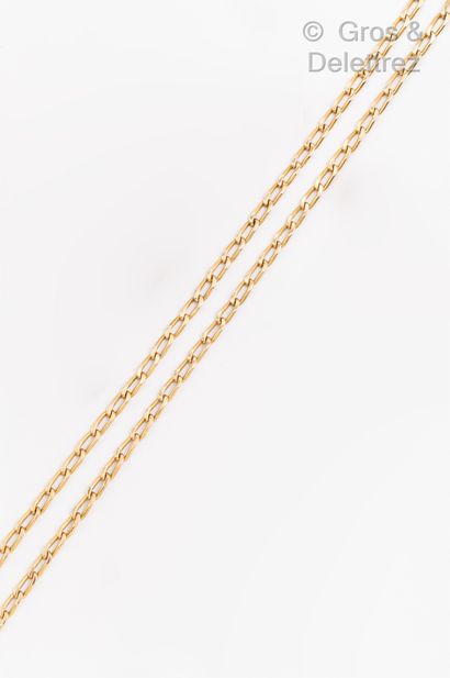  Long necklace in yellow gold, composed of intertwined oblong gourmet links. Length...